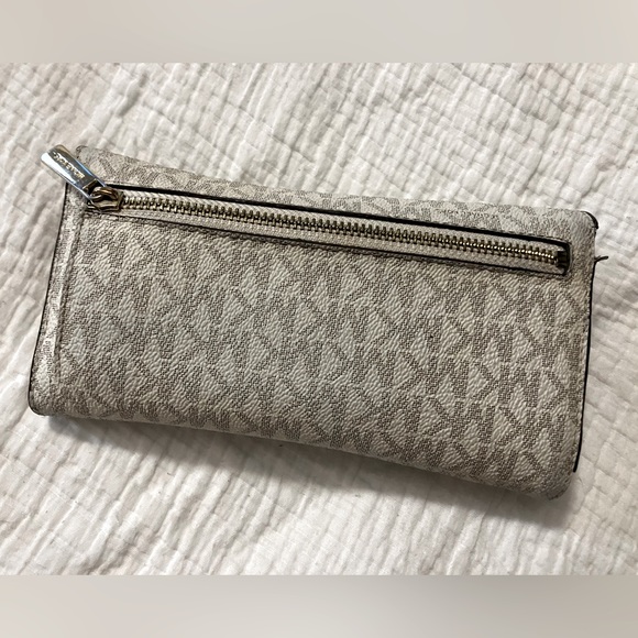 Michael Kors Wallet - Picture 2 of 5